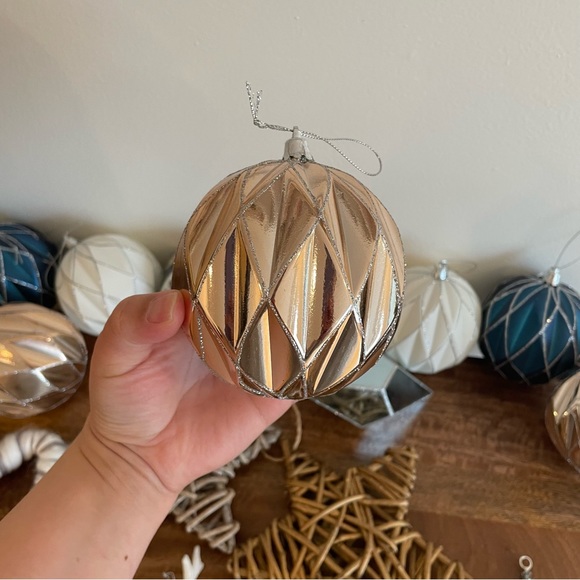 Lot of 16 wood and plastic shatterproof ornaments - Picture 2 of 7